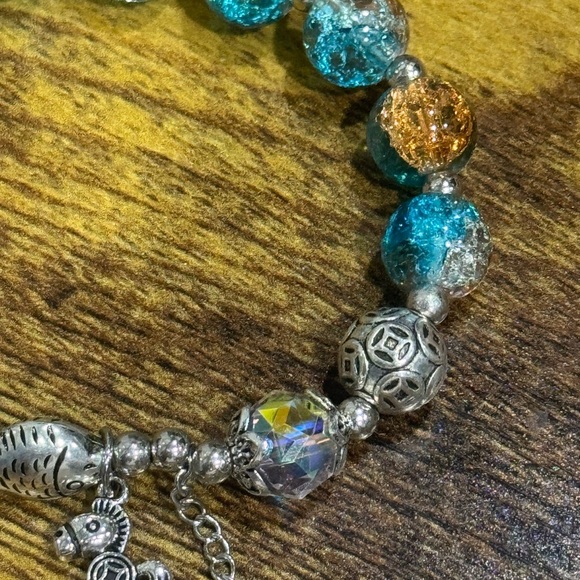 Elegant Beaded Bracelet with Silver Accents - Picture 3 of 4